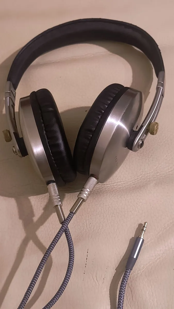 Folding Over-Ear Rockall best headphones - Image 4