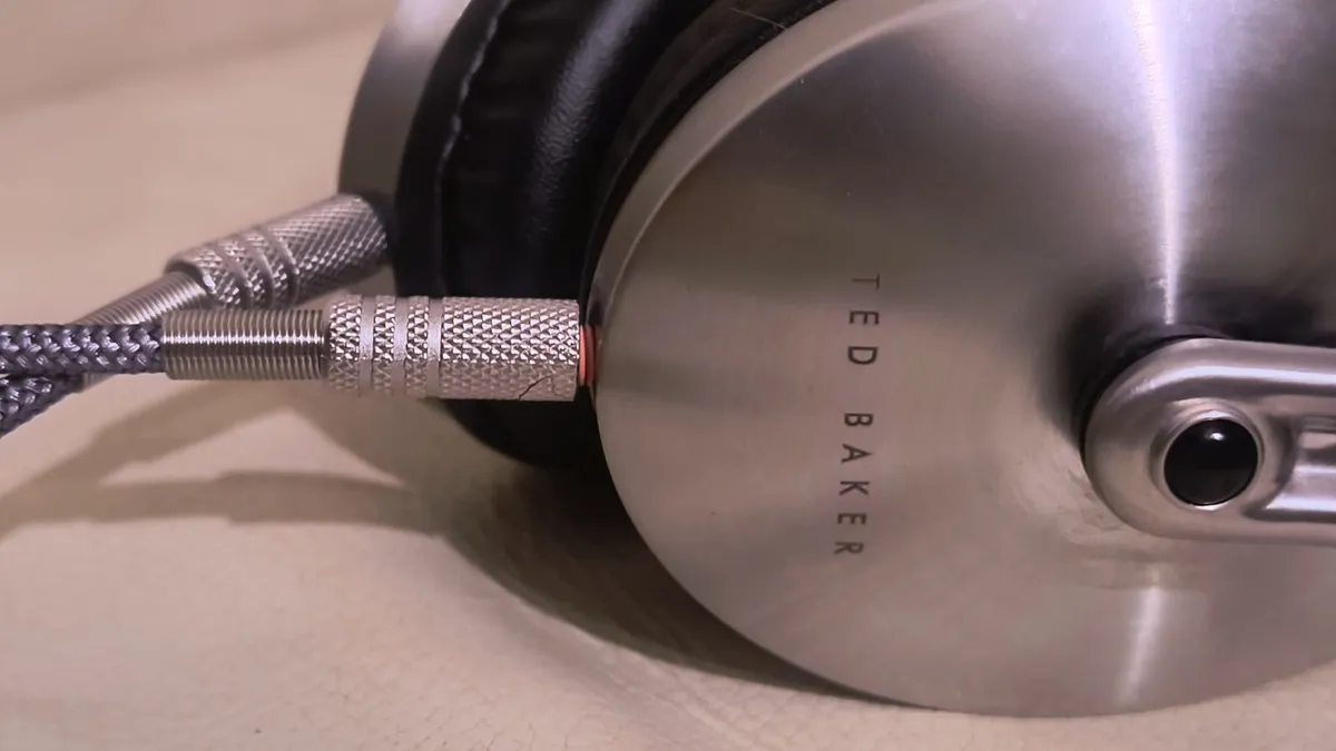 Folding Over-Ear Rockall best headphones - Image 3