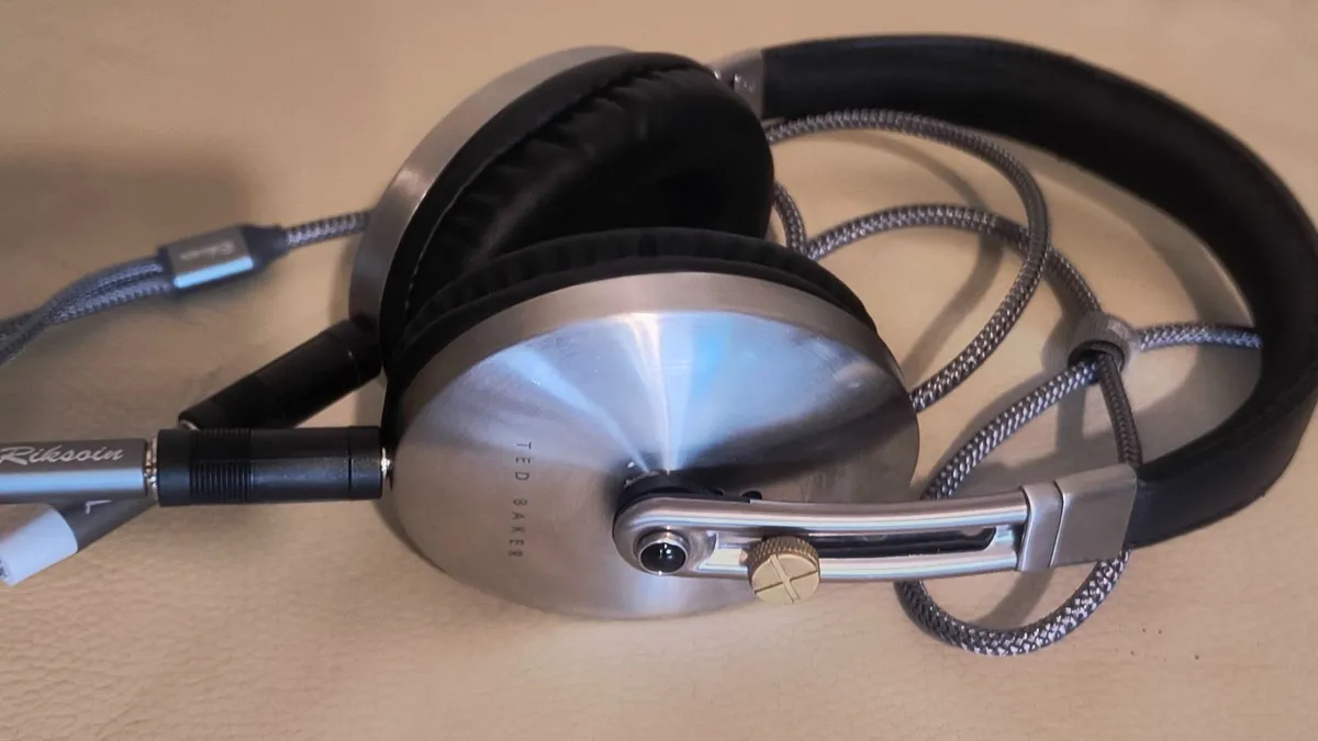 Folding Over-Ear Rockall best headphones - Image 1