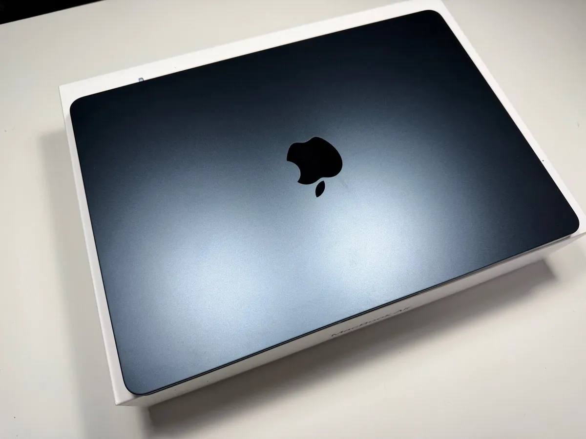 Apple MacBook Air 13.6” M2 2022 8GB RAM 512GB SSD - Image 1