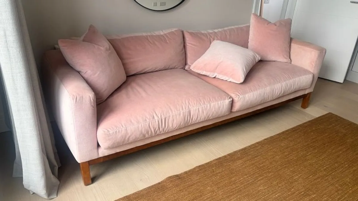Pink velvet sofa - Image 2
