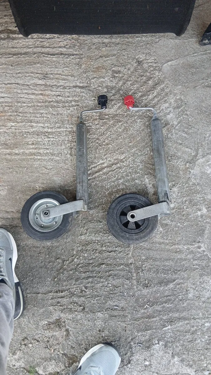 2 jockey wheels
