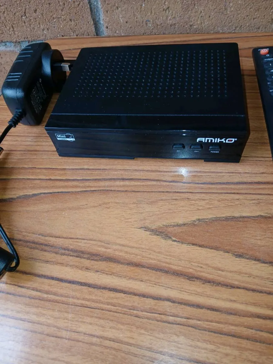 Amiko free to air combo box with remote control. - Image 3