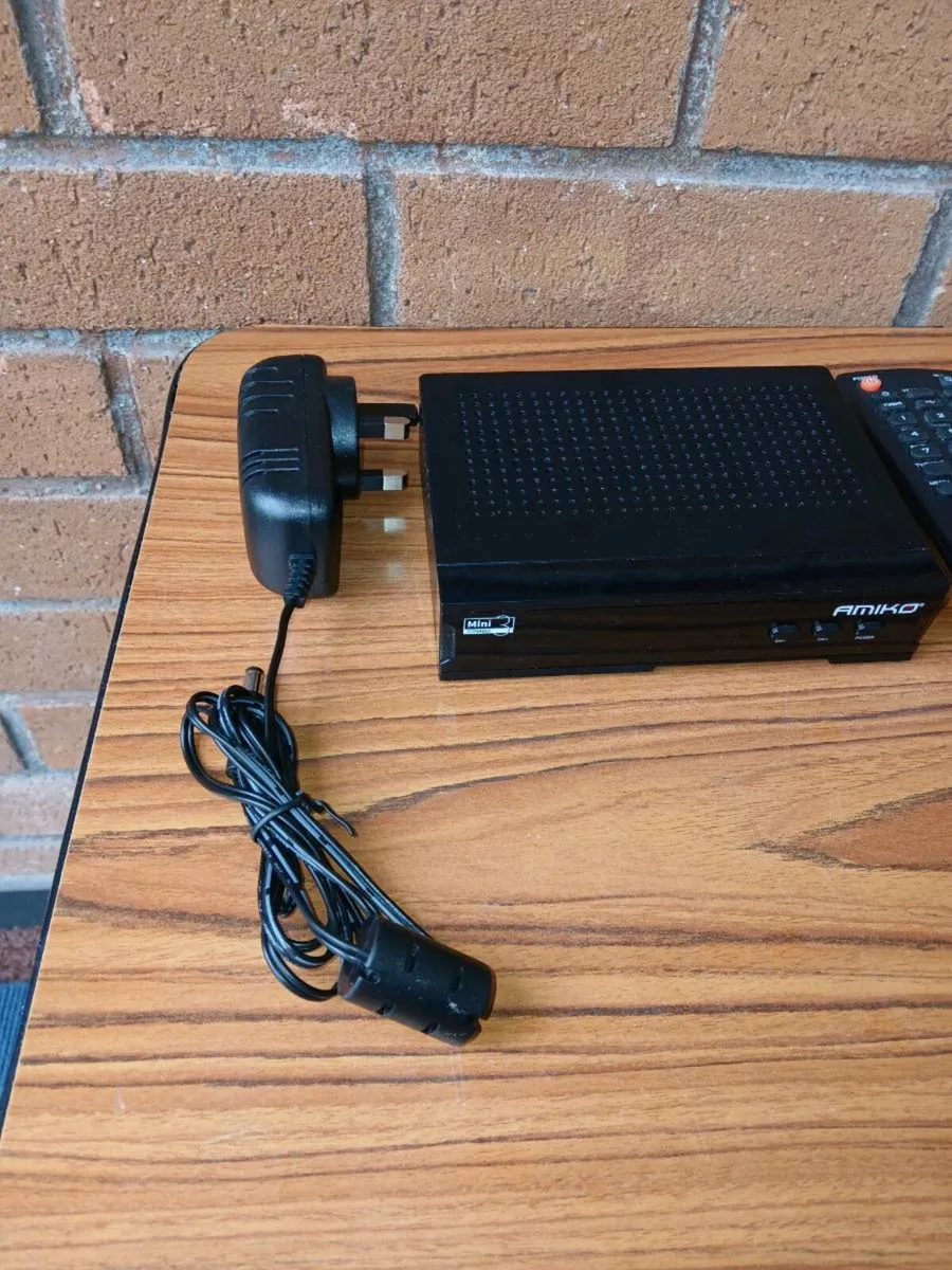 Amiko free to air combo box with remote control. - Image 4