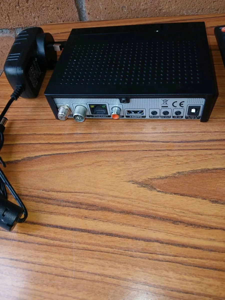 Amiko free to air combo box with remote control. - Image 2