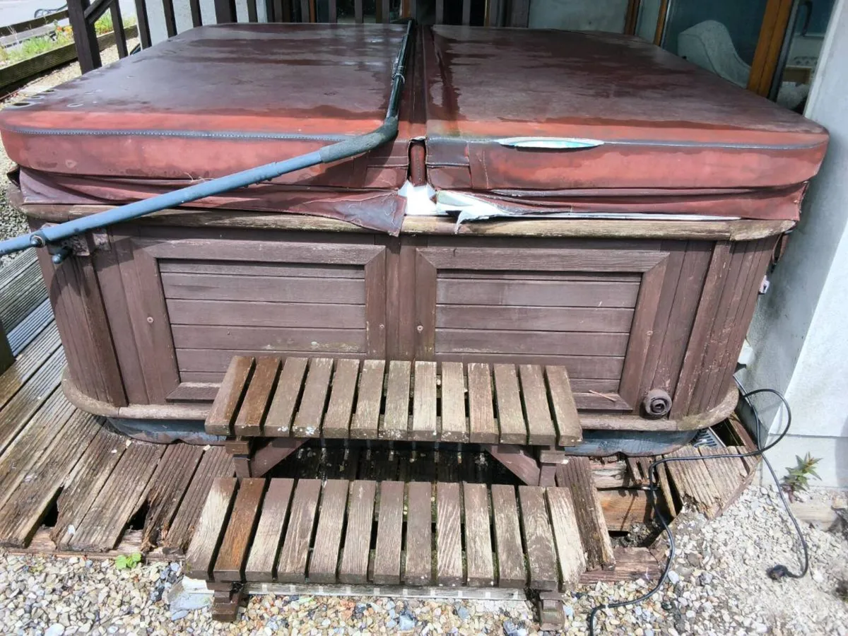6 Seater Hot Tub - Image 3