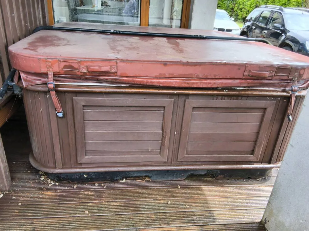 6 Seater Hot Tub - Image 4