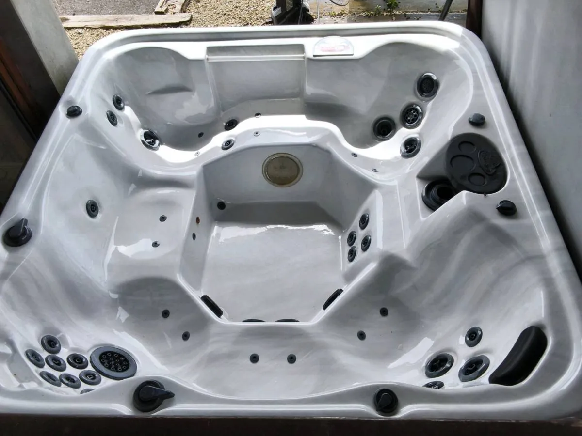 6 Seater Hot Tub - Image 1