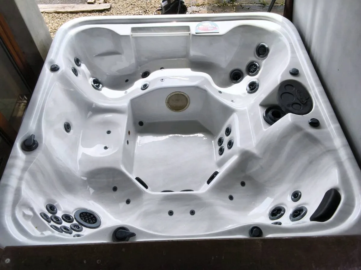 6 Seater Hot Tub - Image 2