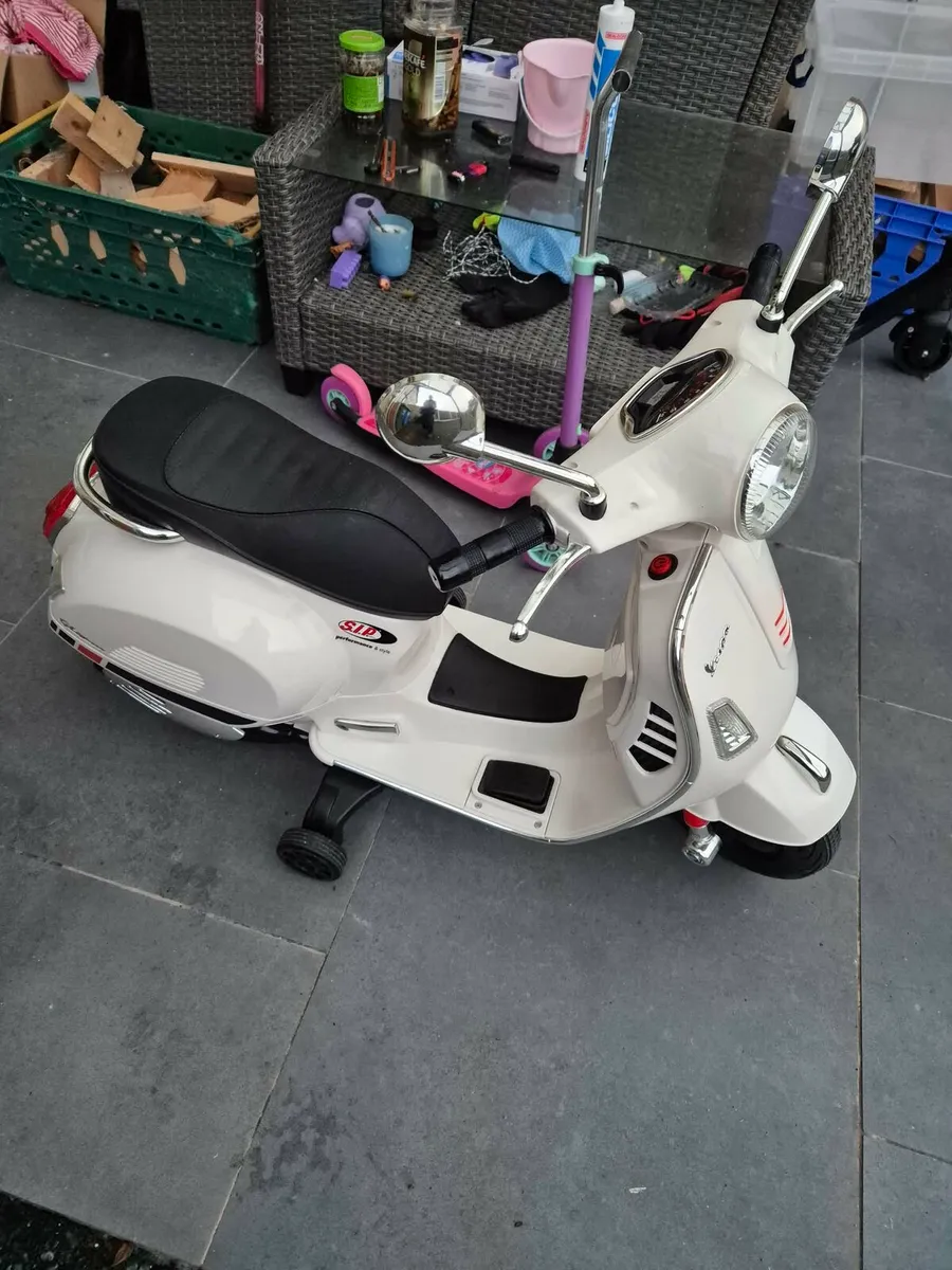 Electric Kids Ride On Vespa Motorcycle LED - Image 2