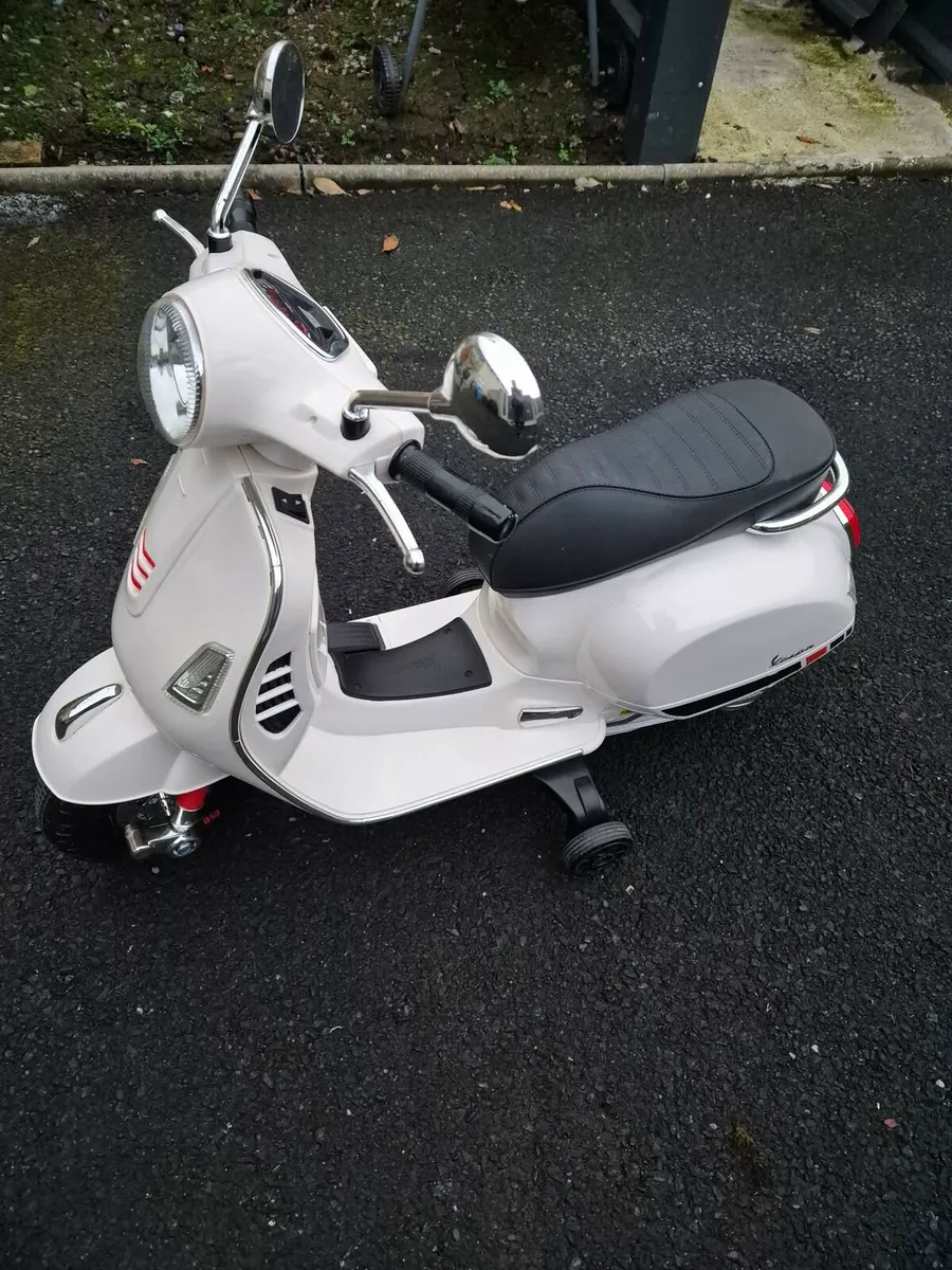 Electric Kids Ride On Vespa Motorcycle LED - Image 1