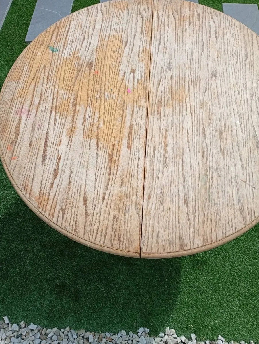 Round table - Image 1