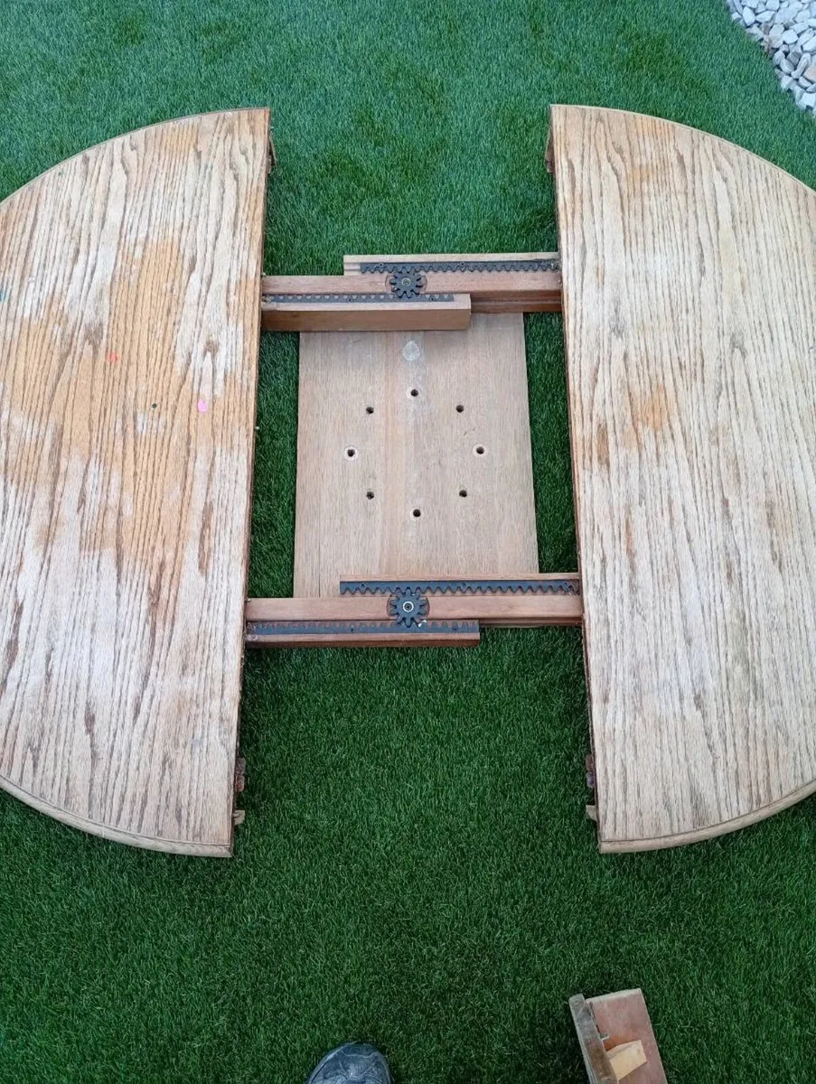 Round table - Image 2