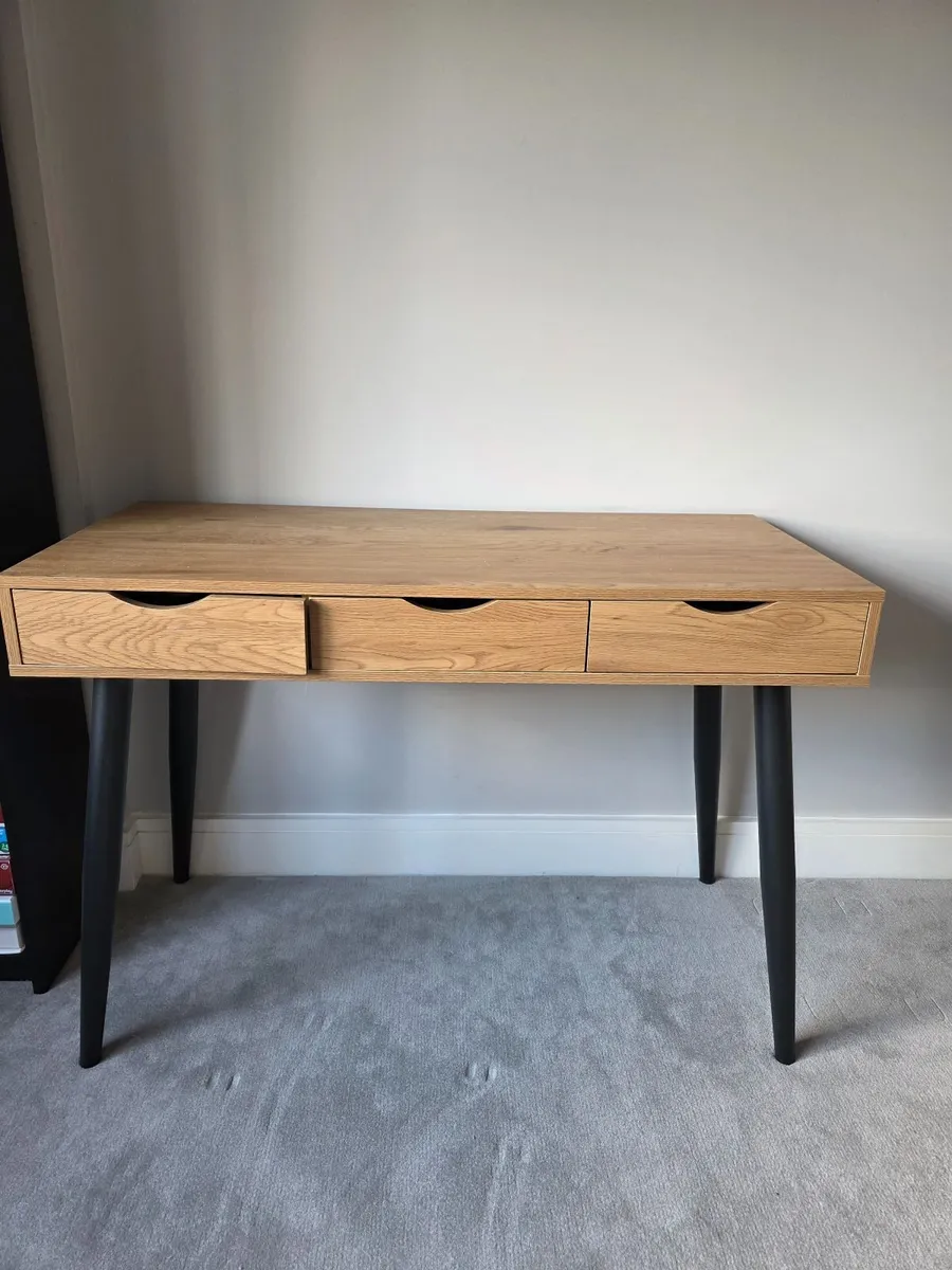 €30 desk (currently selling for €200 in-store) - Image 1