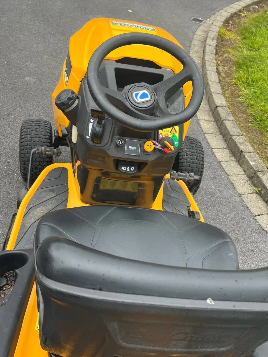 Cub Cadet Ride on lawnmower - Image 3