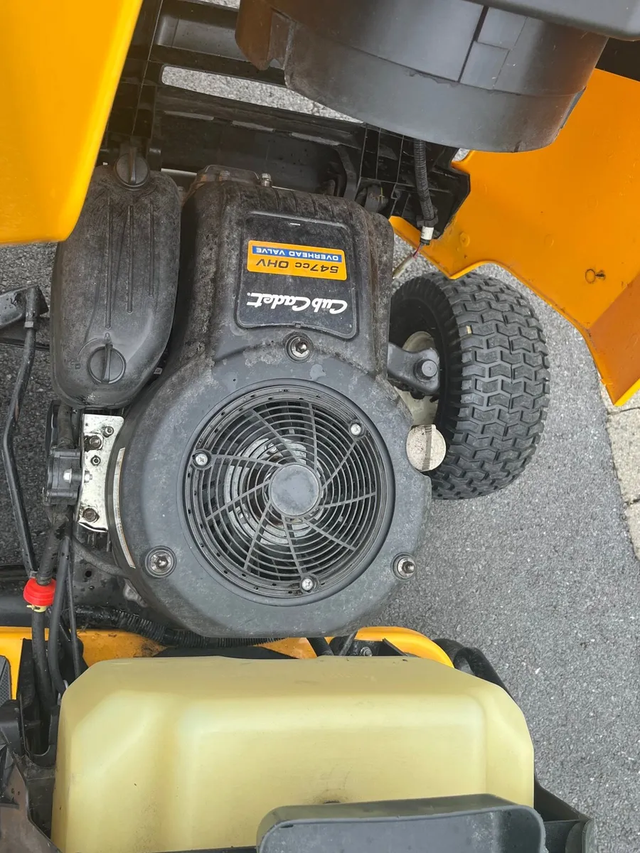 Cub Cadet Ride on lawnmower - Image 4