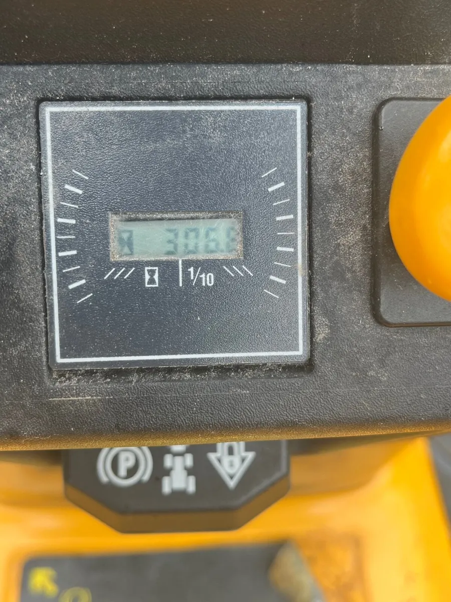Cub Cadet Ride on lawnmower - Image 2