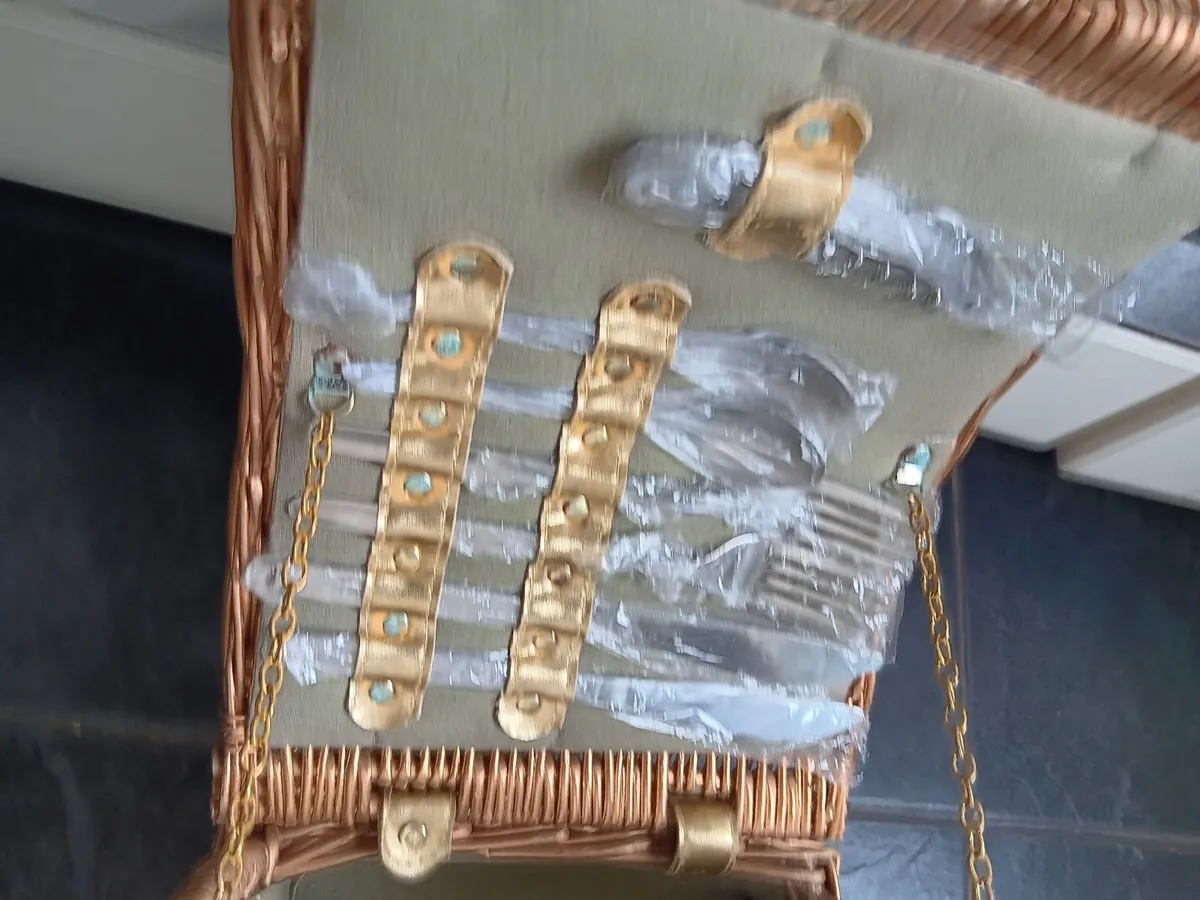 Vintage picnic basket - Image 2