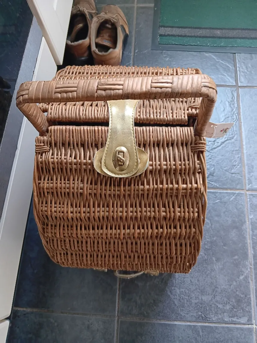 Vintage picnic basket - Image 1