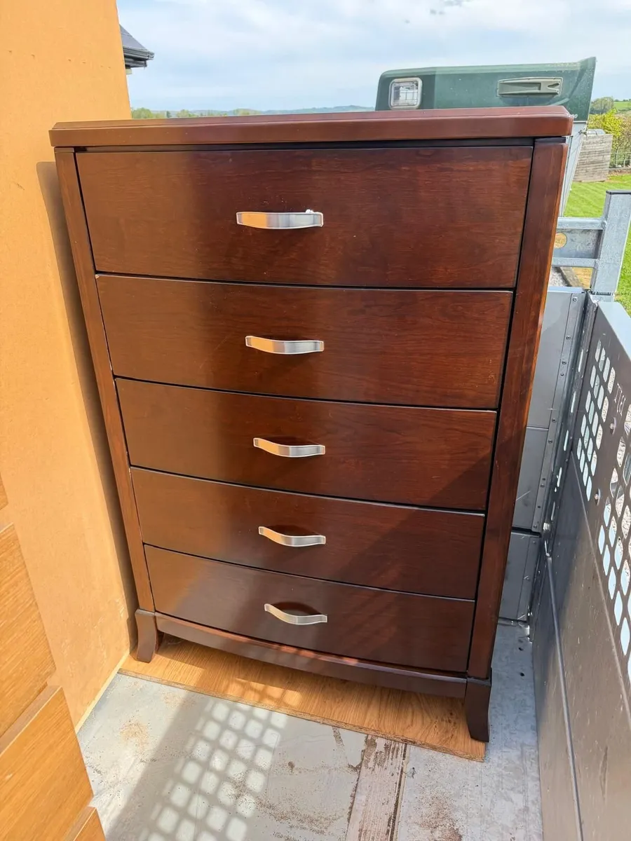 Chest of drawers