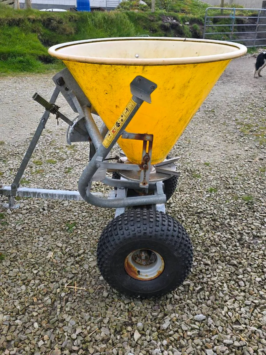 Fertiliser Shakers & Cashel Bale lifter - Image 1