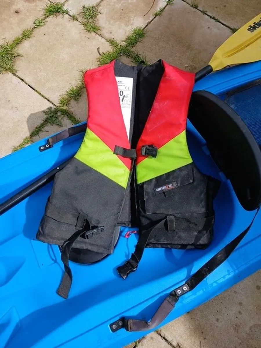 Kayak , wet suit and life jacket - Image 2