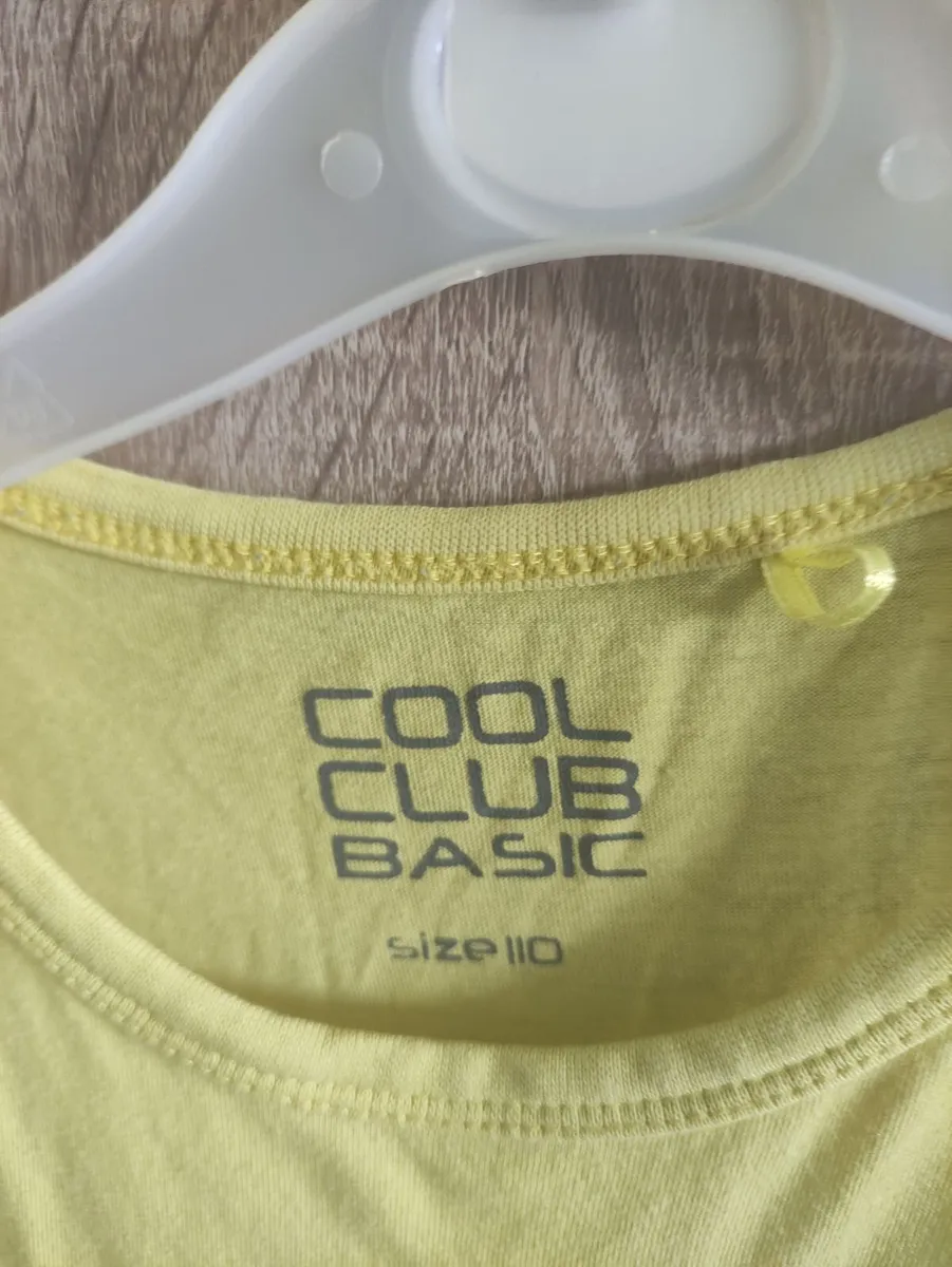 Yellow top boy 110 cm Barely worn - Image 2