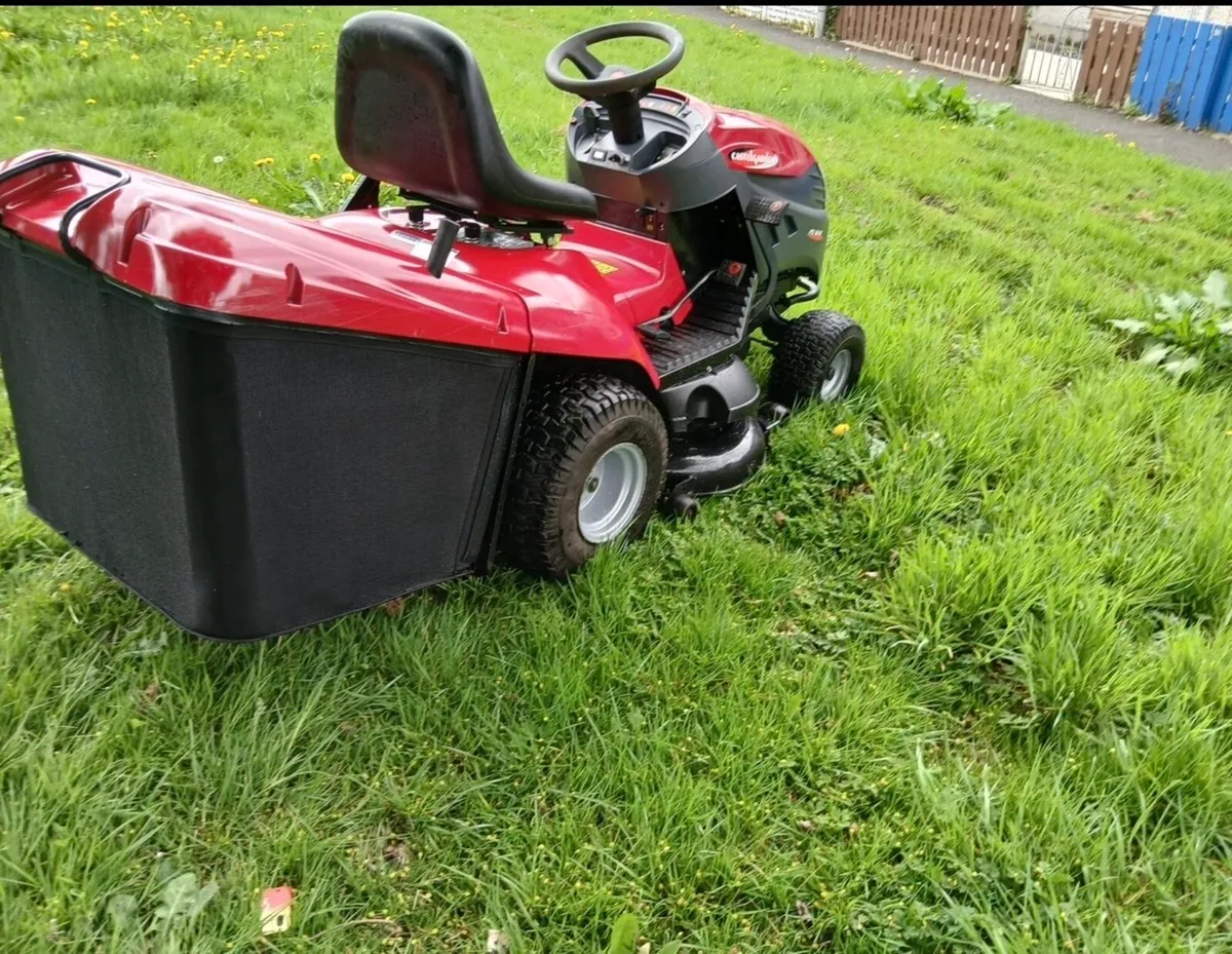 Castle garden ride on lawnmower - Image 3