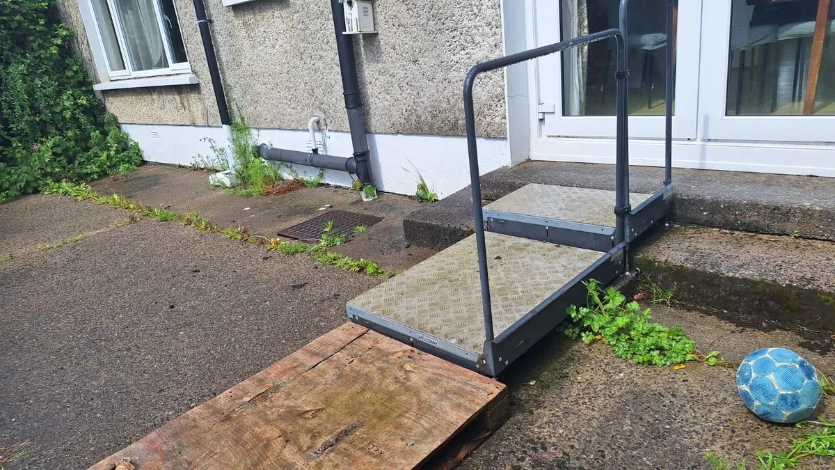 Double Half Step with Handrail: accessibility ramp - Image 1