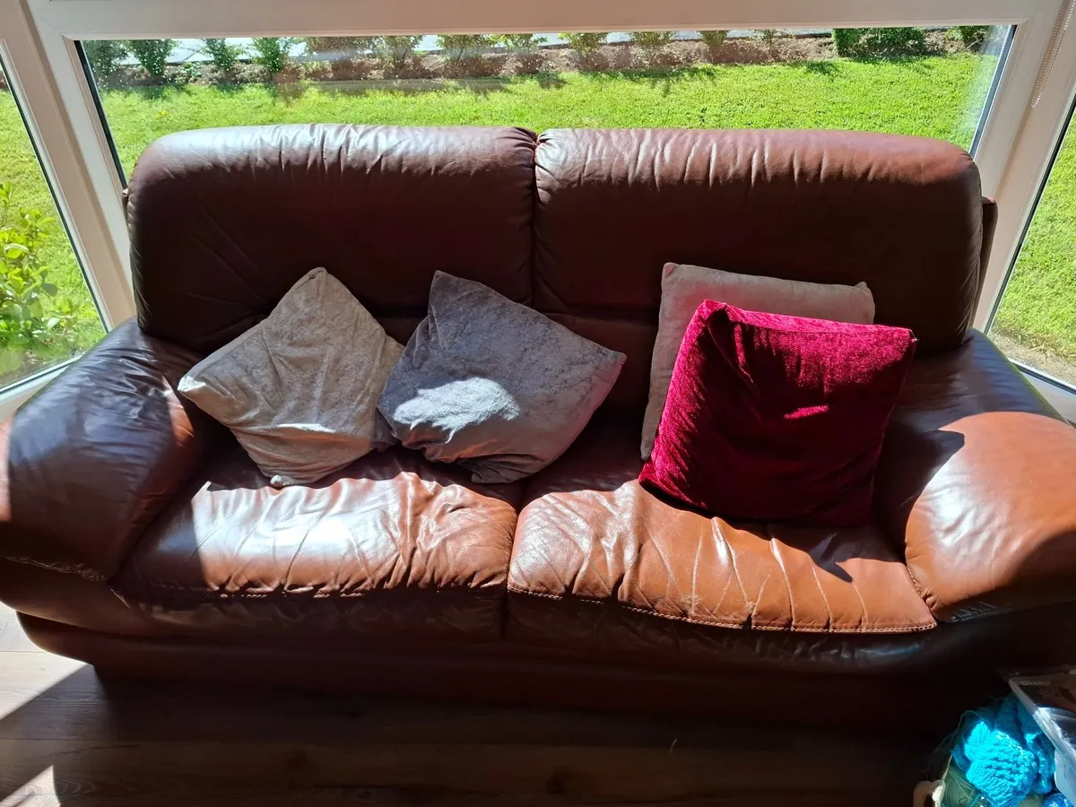 Suite of furniture - Image 1