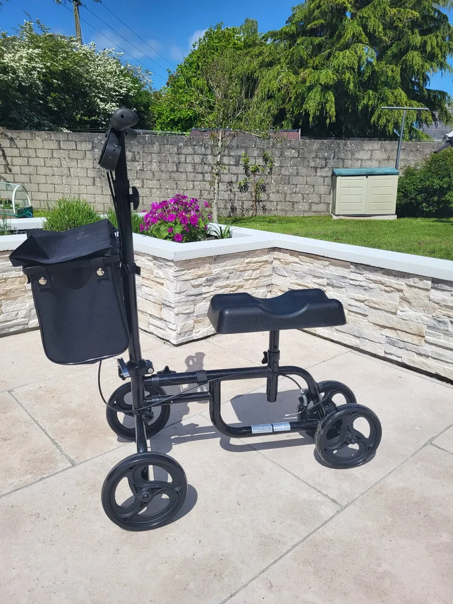 Foldable knee walker/scooter - Image 1