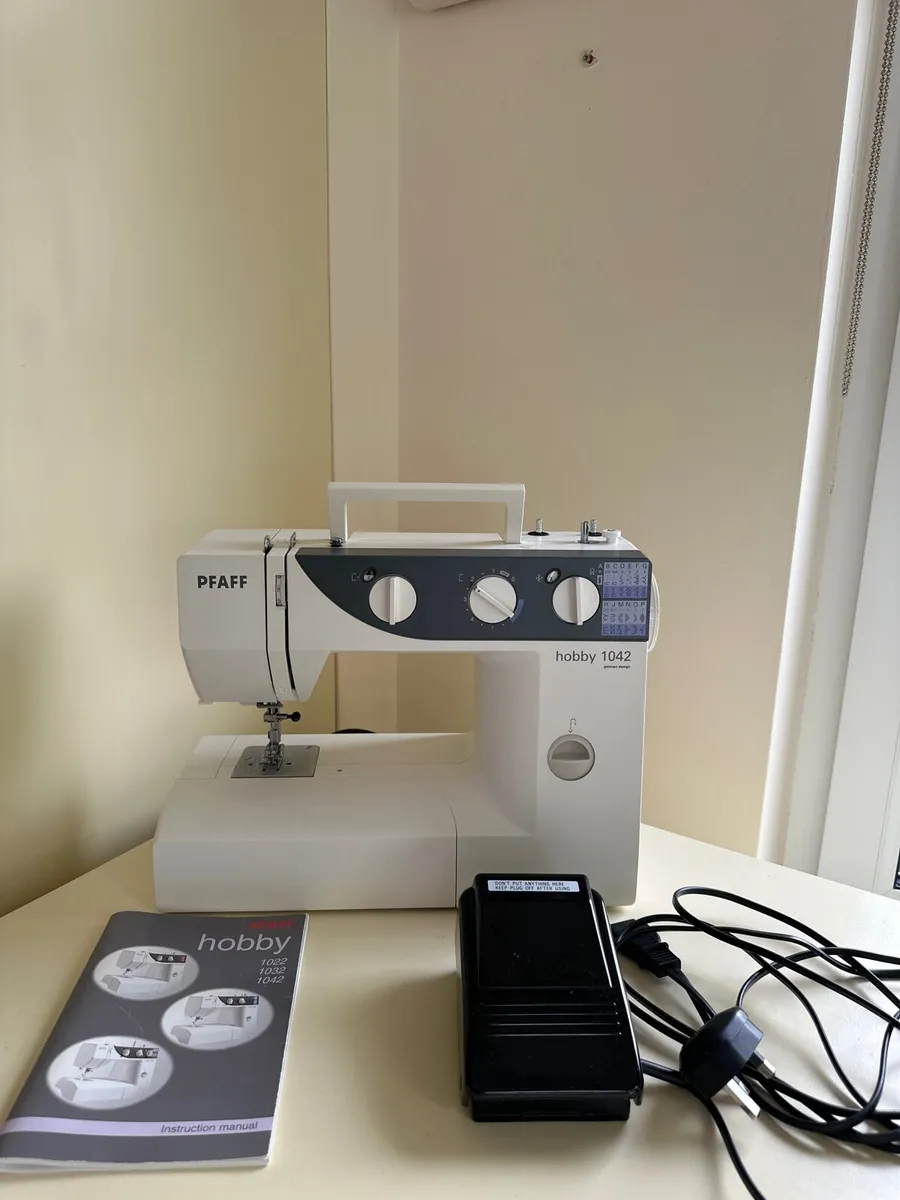 PFAFF HOBBY 1042 Sewing Machine for sale - Image 1