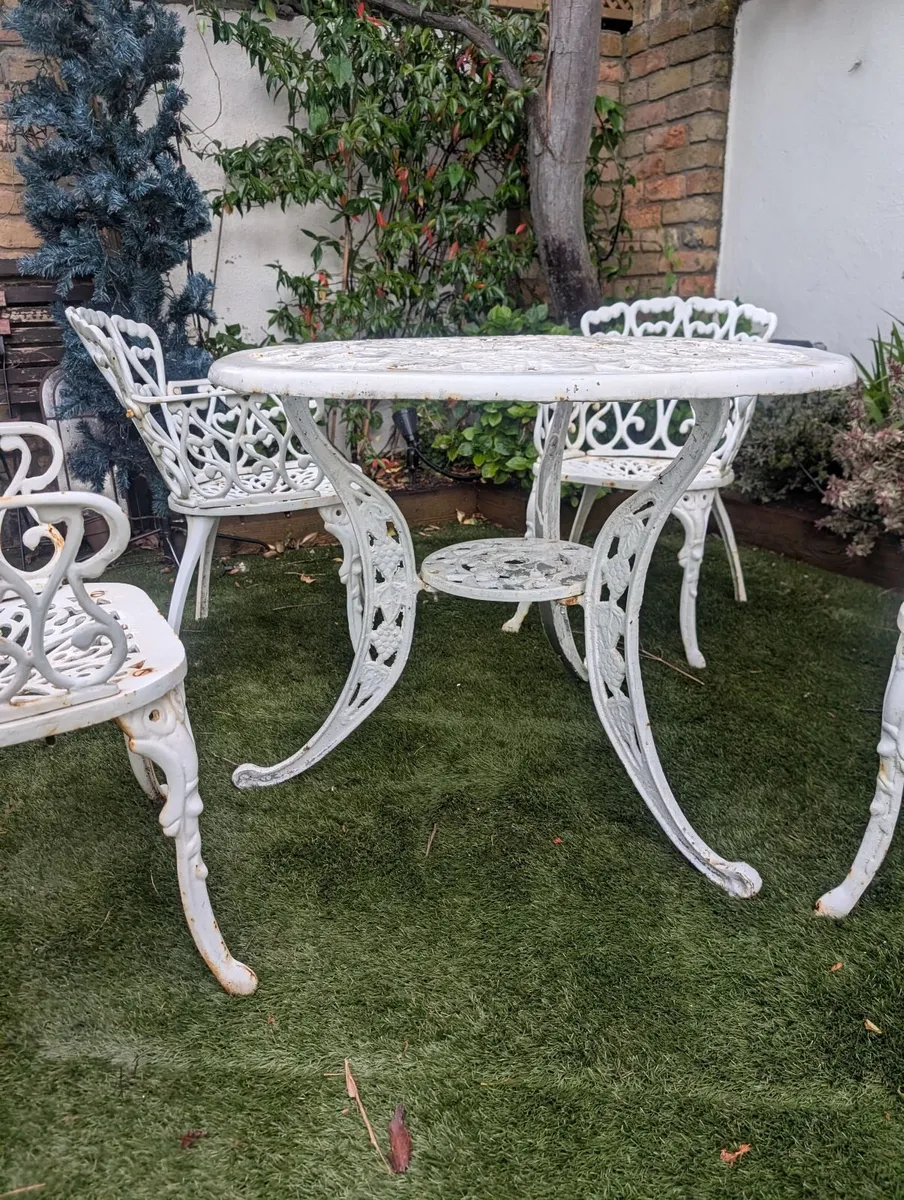 Ornate cast iron garden table and 4chairs - Image 1