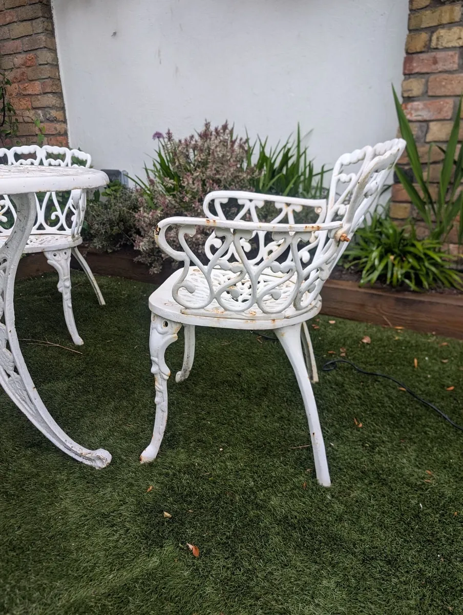 Ornate cast iron garden table and 4chairs - Image 2