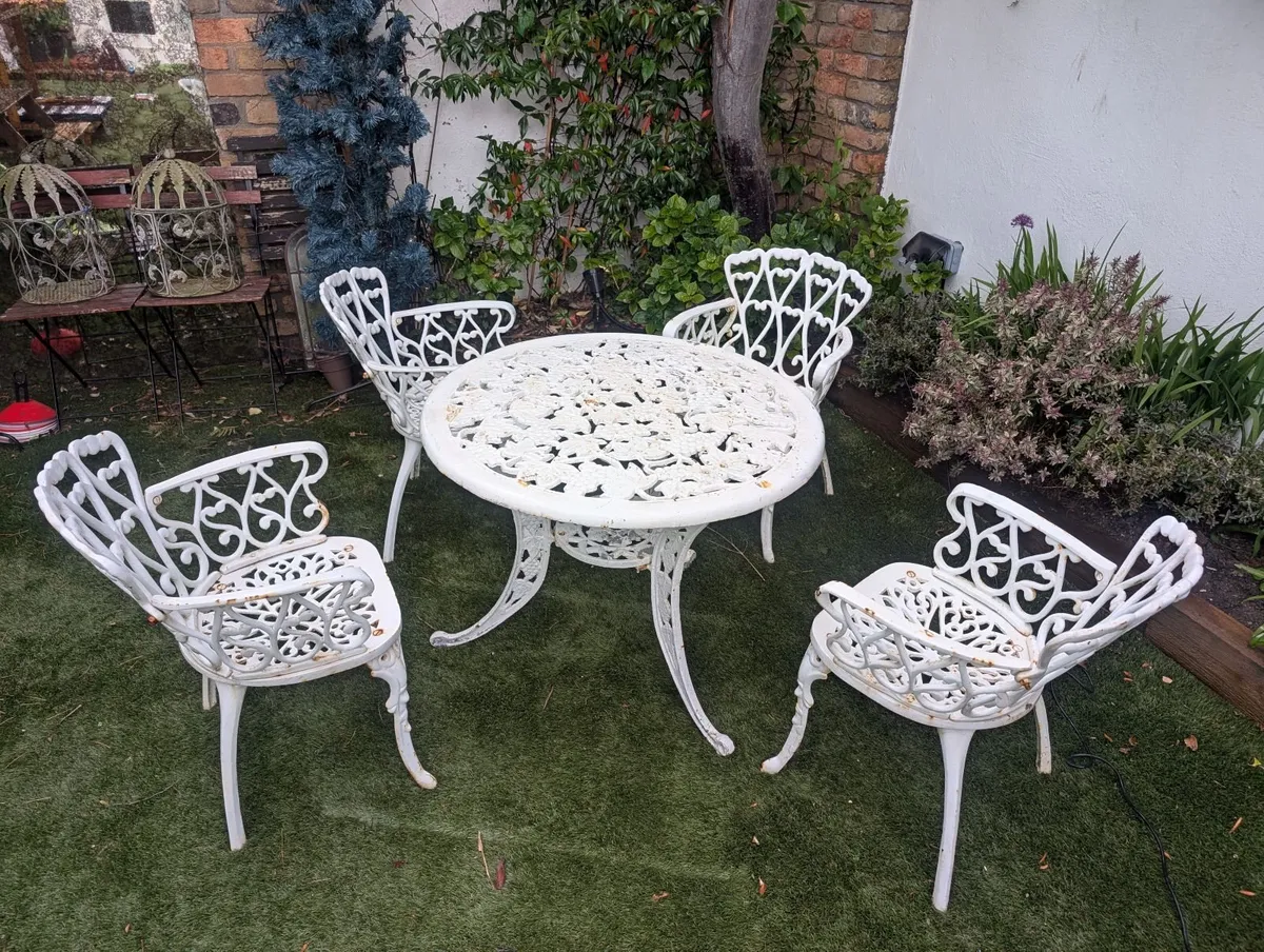 Ornate cast iron garden table and 4chairs - Image 3