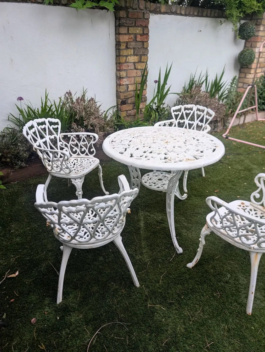 Ornate cast iron garden table and 4chairs - Image 4