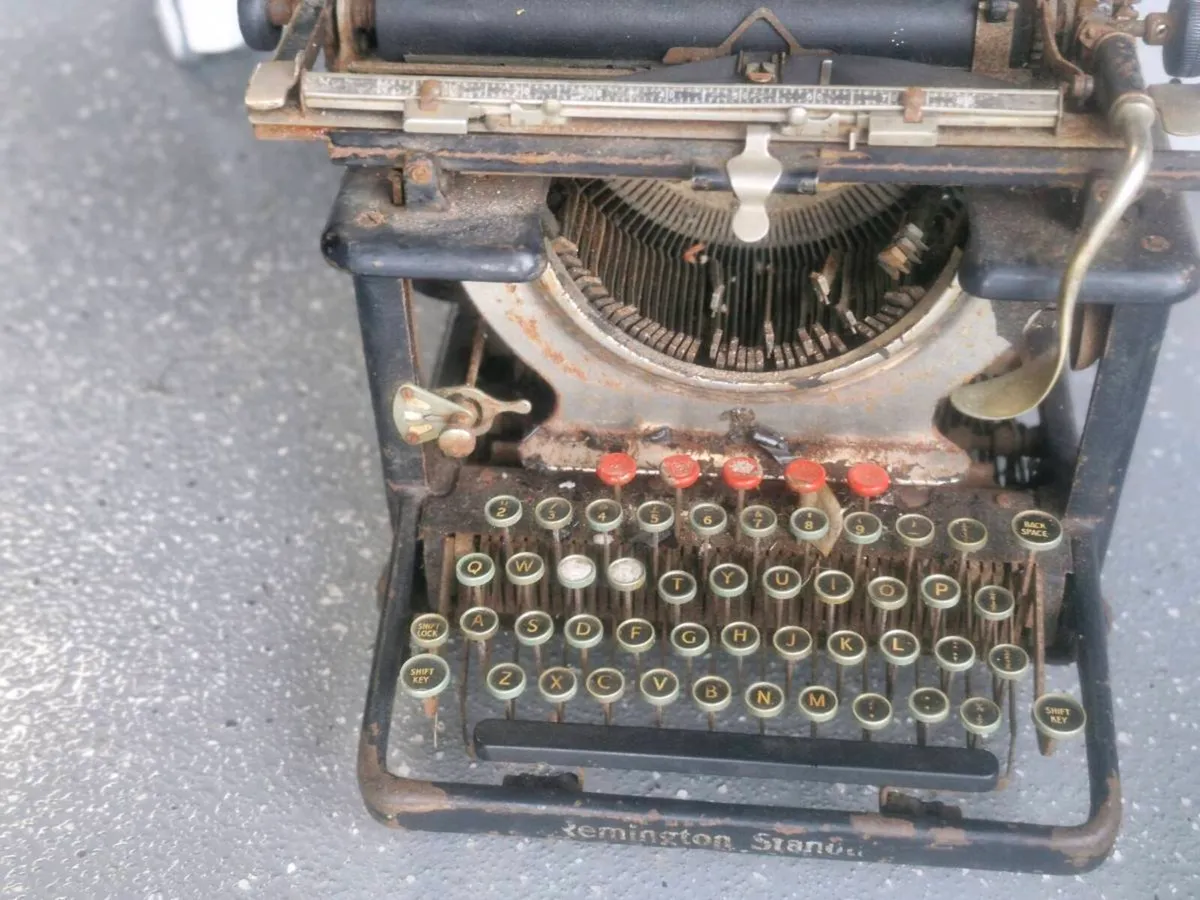 Antique typewriter - Image 1