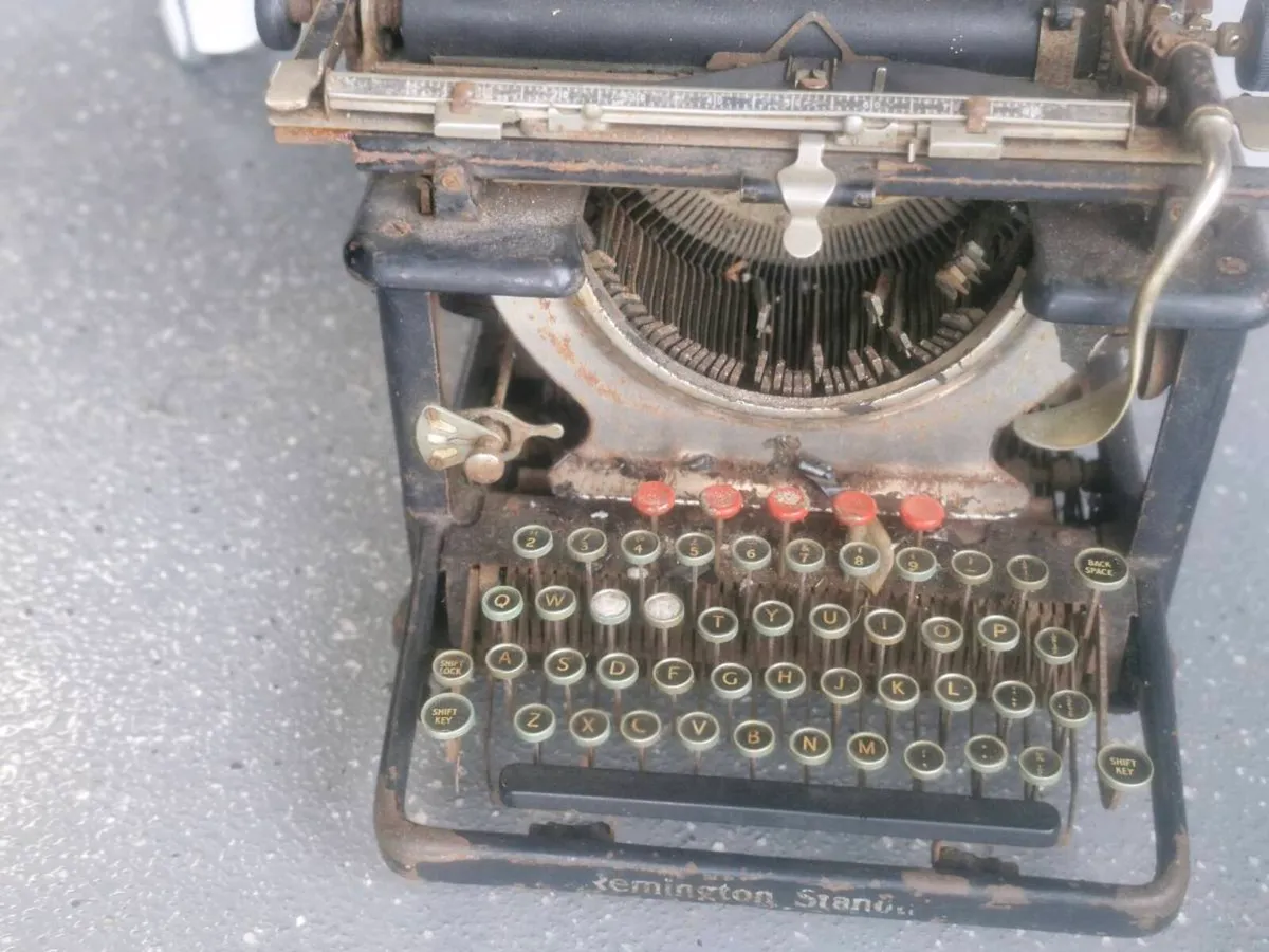 Antique typewriter - Image 2