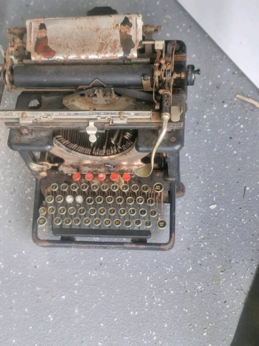 Antique typewriter - Image 3