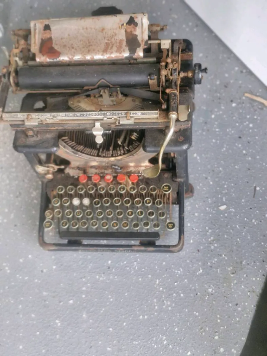 Antique typewriter - Image 4