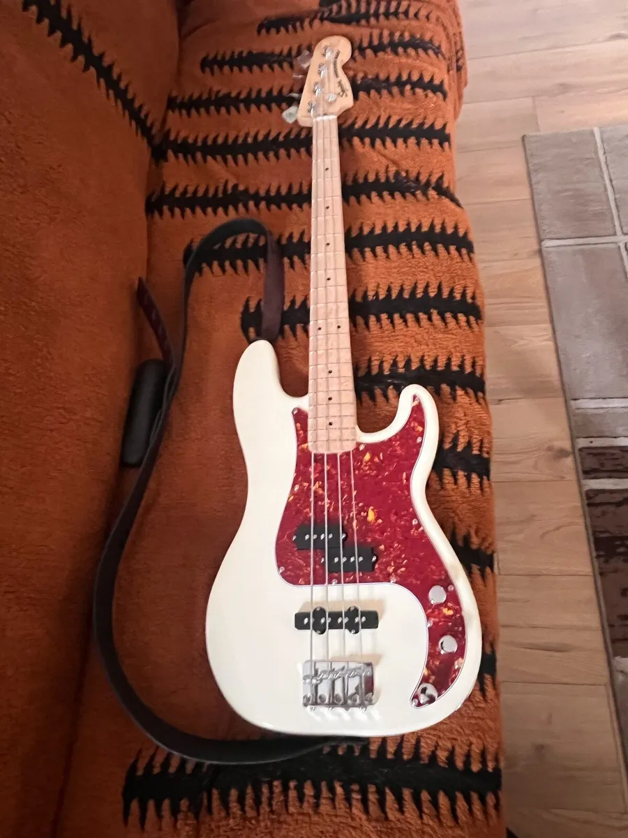 Squire affinity bass - Image 1