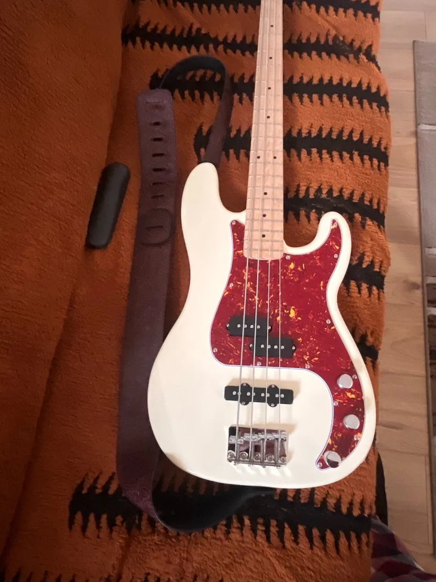 Squire affinity bass - Image 2