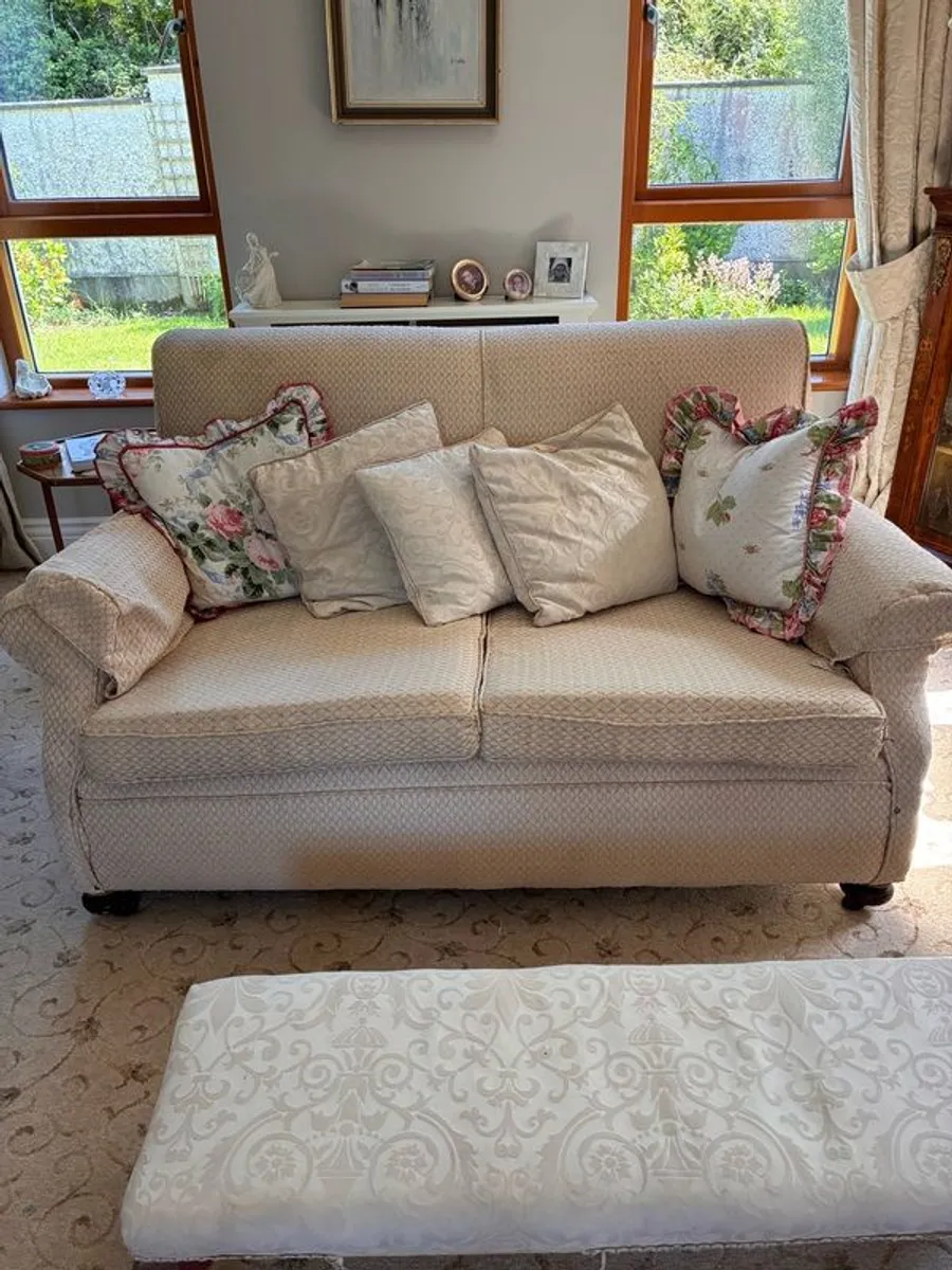2 seater couch & 2 matching armchairs - Image 1