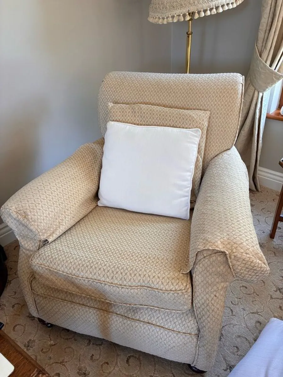 2 seater couch & 2 matching armchairs - Image 3