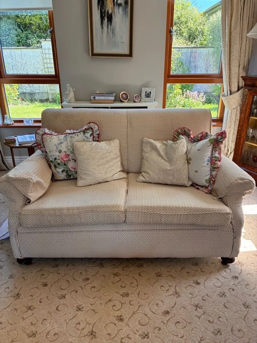2 seater couch & 2 matching armchairs - Image 4