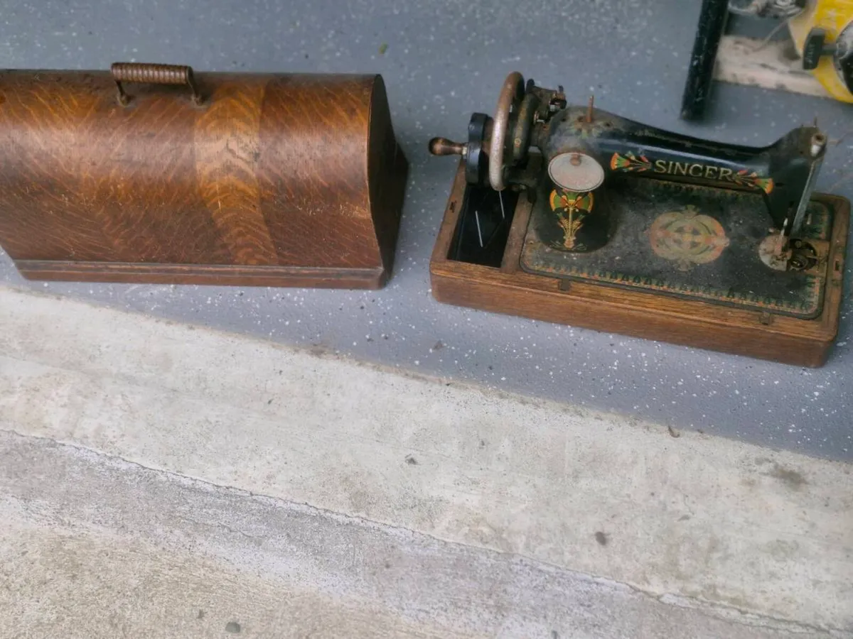 Anyique singer sewing machine - Image 1