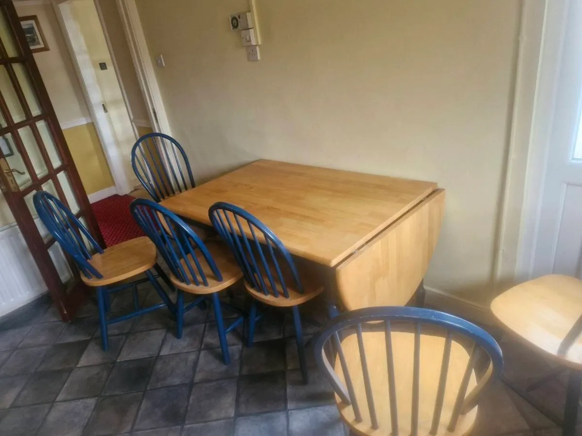 Kitchen table and chairs - Image 1