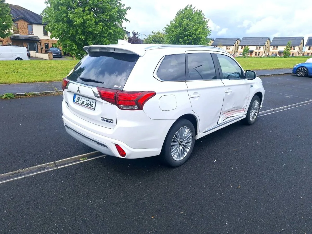 191 MITSUBISHI OUTLANDER HYBRID - Image 3