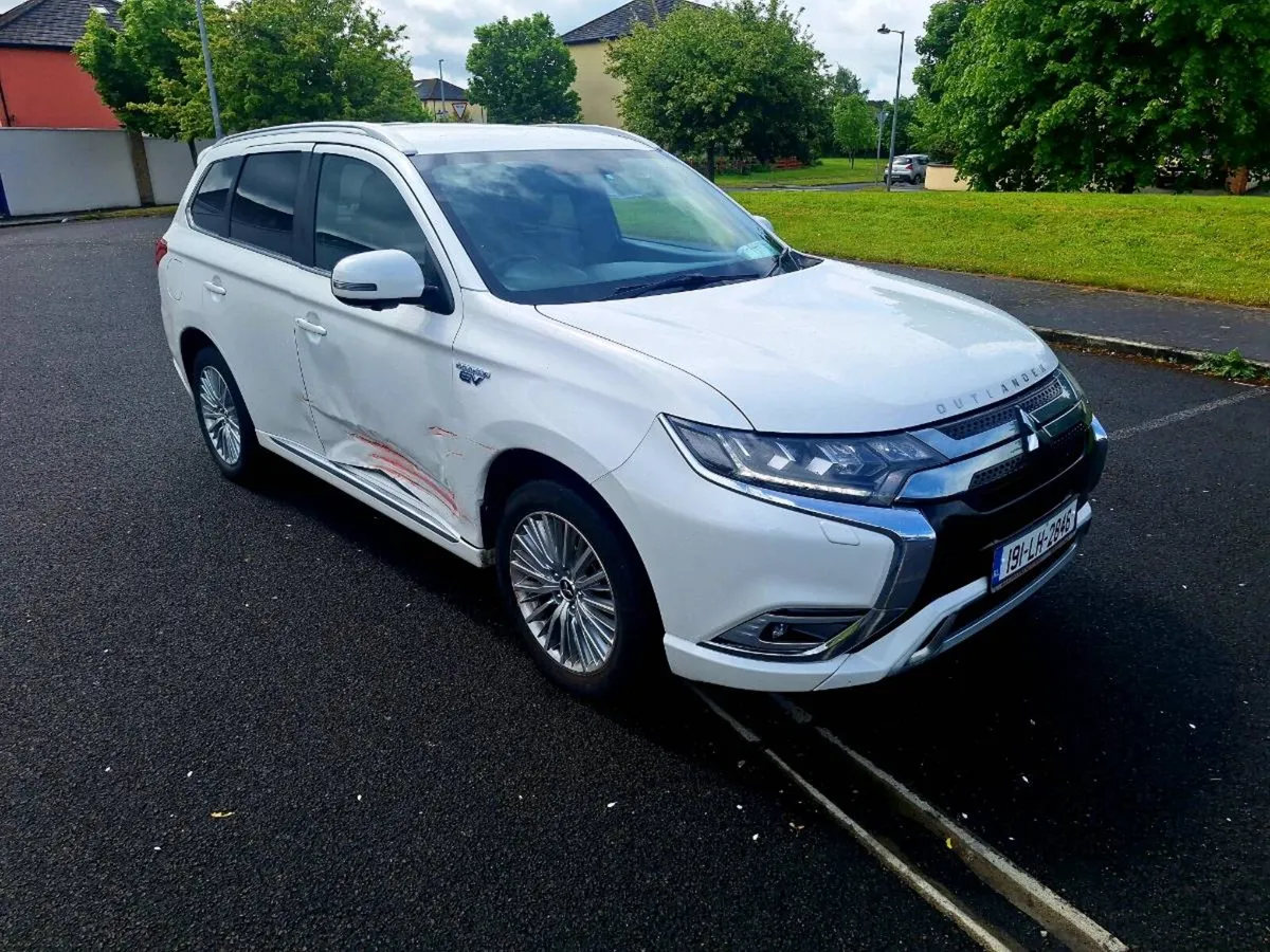 191 MITSUBISHI OUTLANDER HYBRID - Image 1