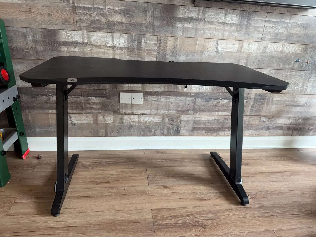 Table/desk - Image 1